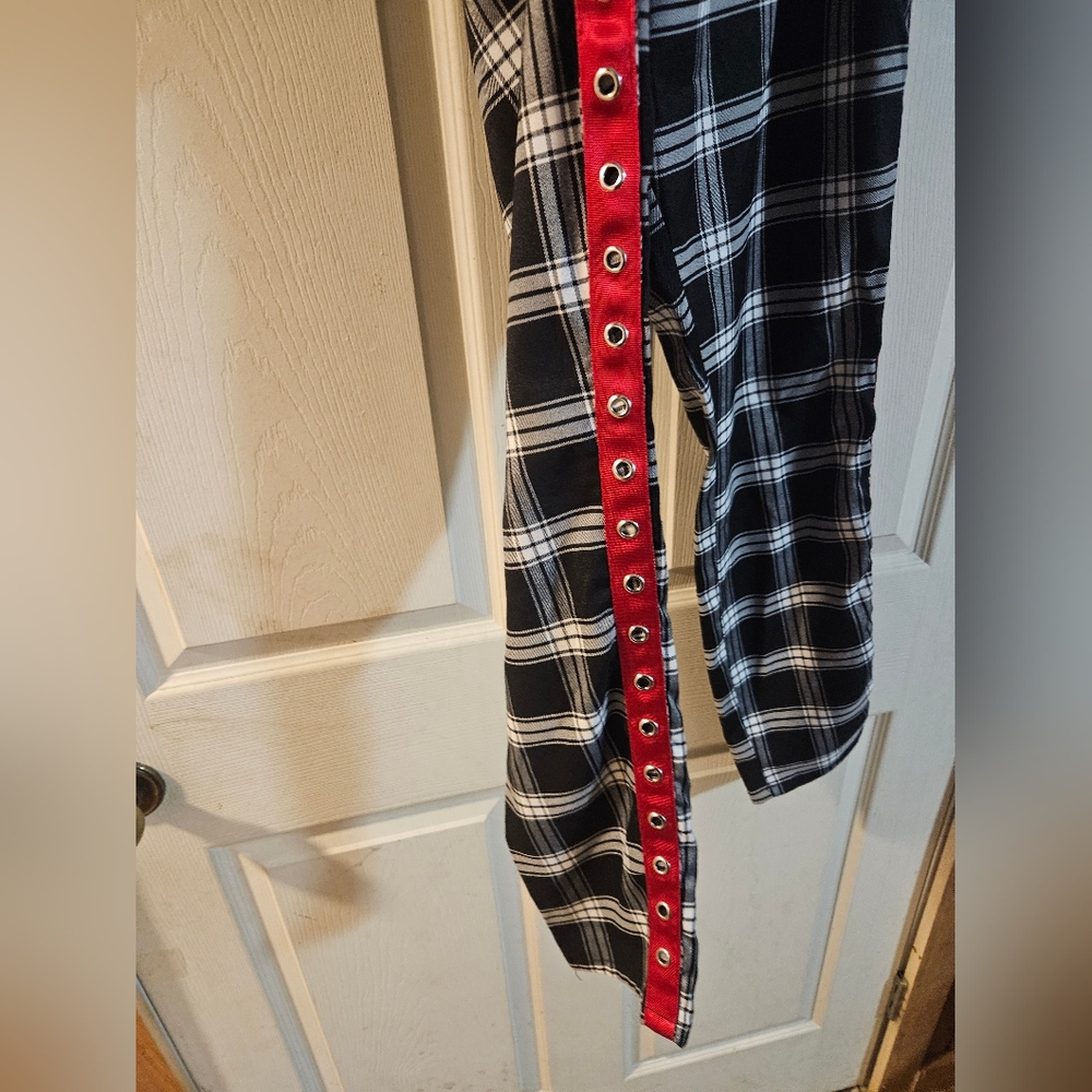HOT TOPIC GOTH PLAID PANTS: BLACK/WHITE: GREAT CONDITION: SIZE SMALL - Picture 2 of 4